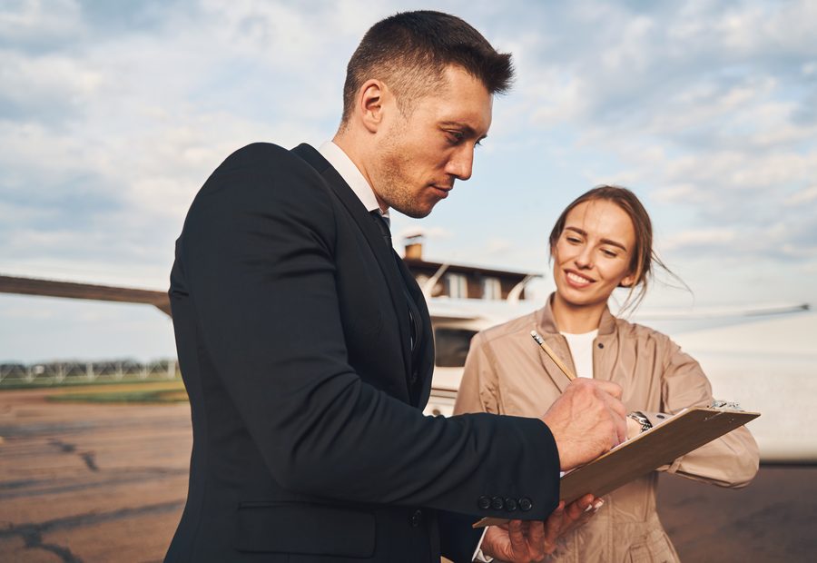 Briefing between two aviation professionals